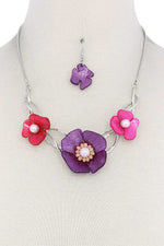 Load image into Gallery viewer, Floral Necklace
