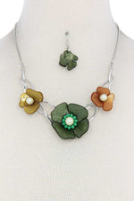 Load image into Gallery viewer, Floral Necklace
