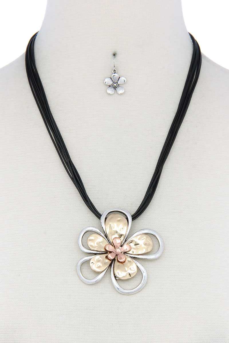 Two Tone Flower Pendant PU Leather Necklace