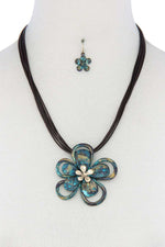 Load image into Gallery viewer, Two Tone Flower Pendant PU Leather Necklace
